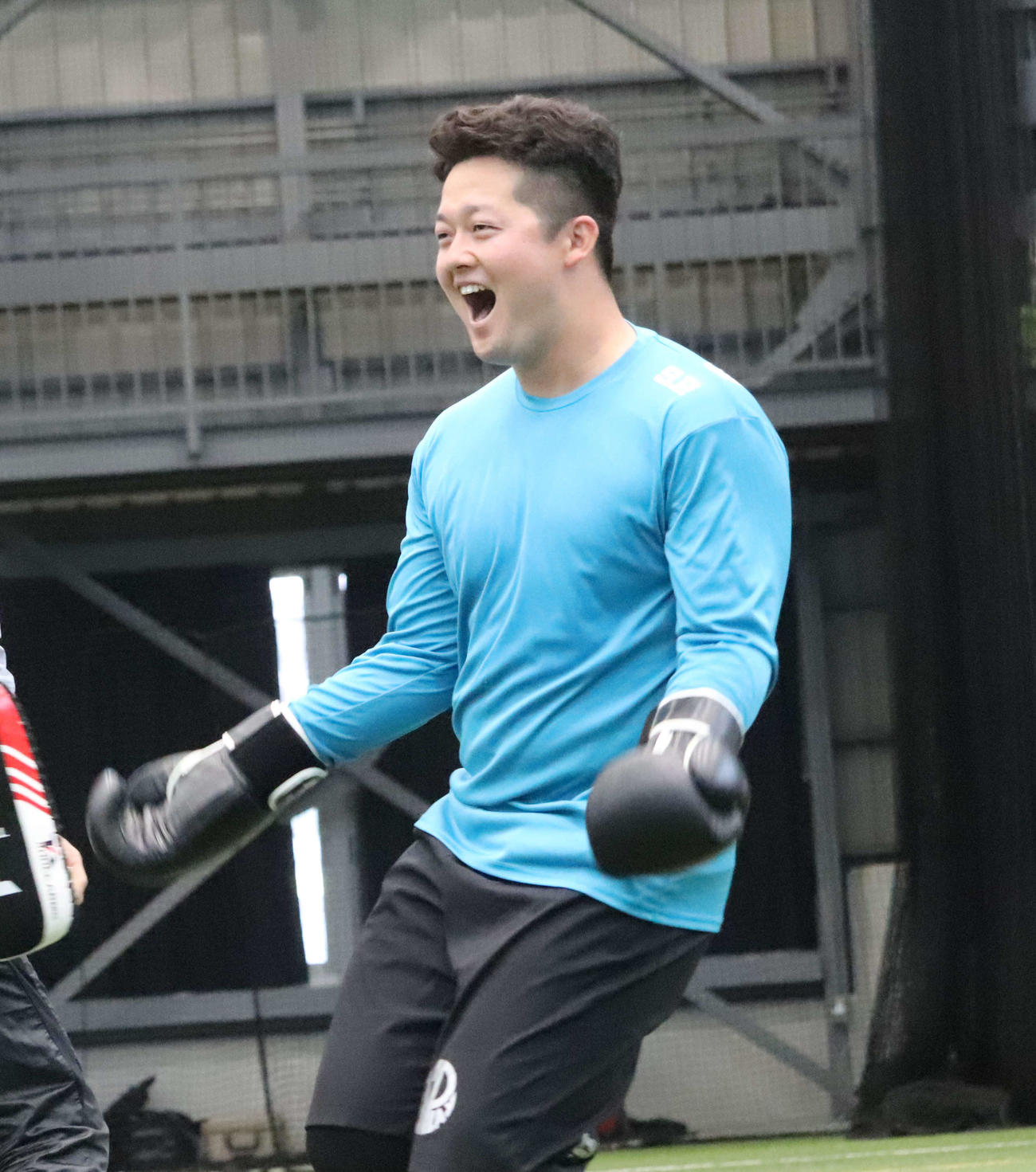 自主トレを公開し、球団カメラにポーズを決めるDeNA牧（撮影・小早川宗一郎）