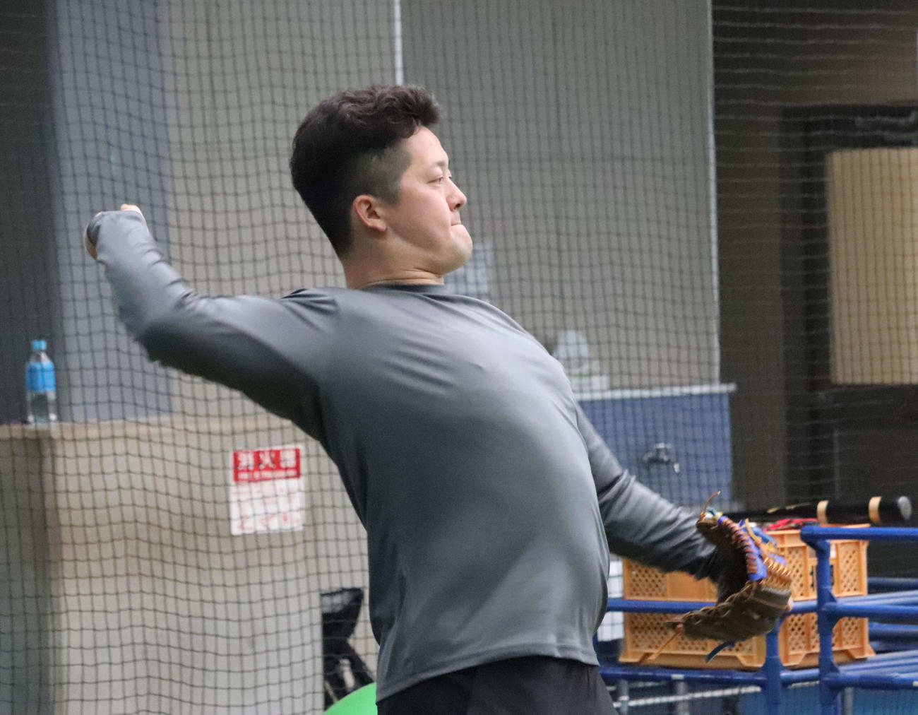 自主トレを公開し、キャッチボールするDeNA牧（撮影・小早川宗一郎）