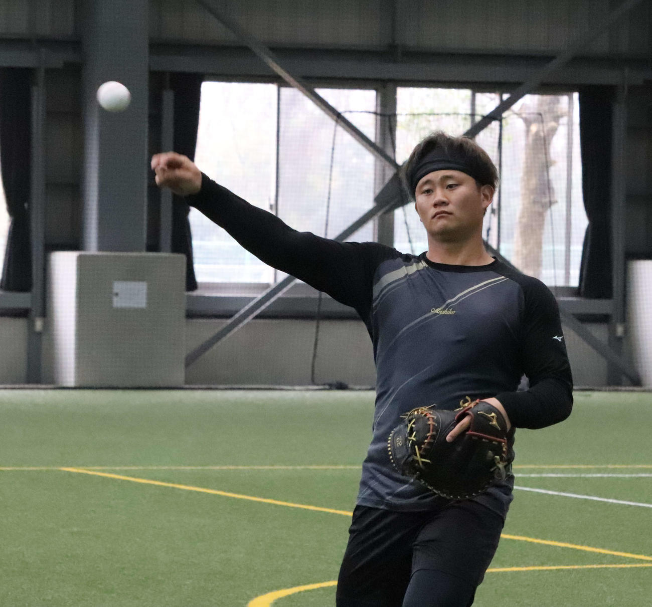 自主トレを公開し、キャッチボールするDeNA益子（撮影・小早川宗一郎）
