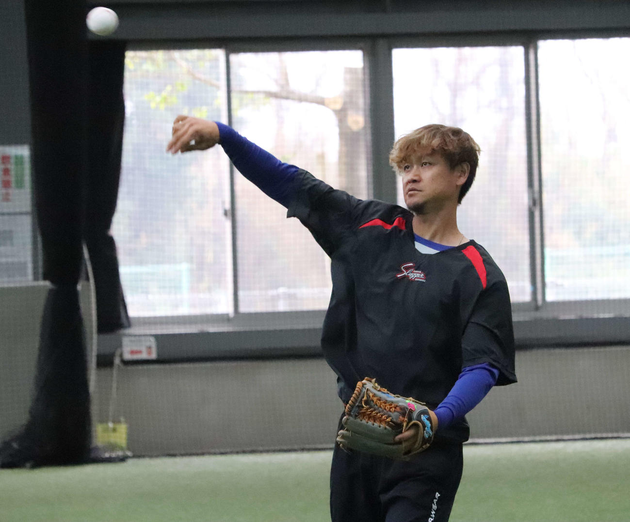 自主トレを公開し、キャッチボールするDeNA大和（撮影・小早川宗一郎）