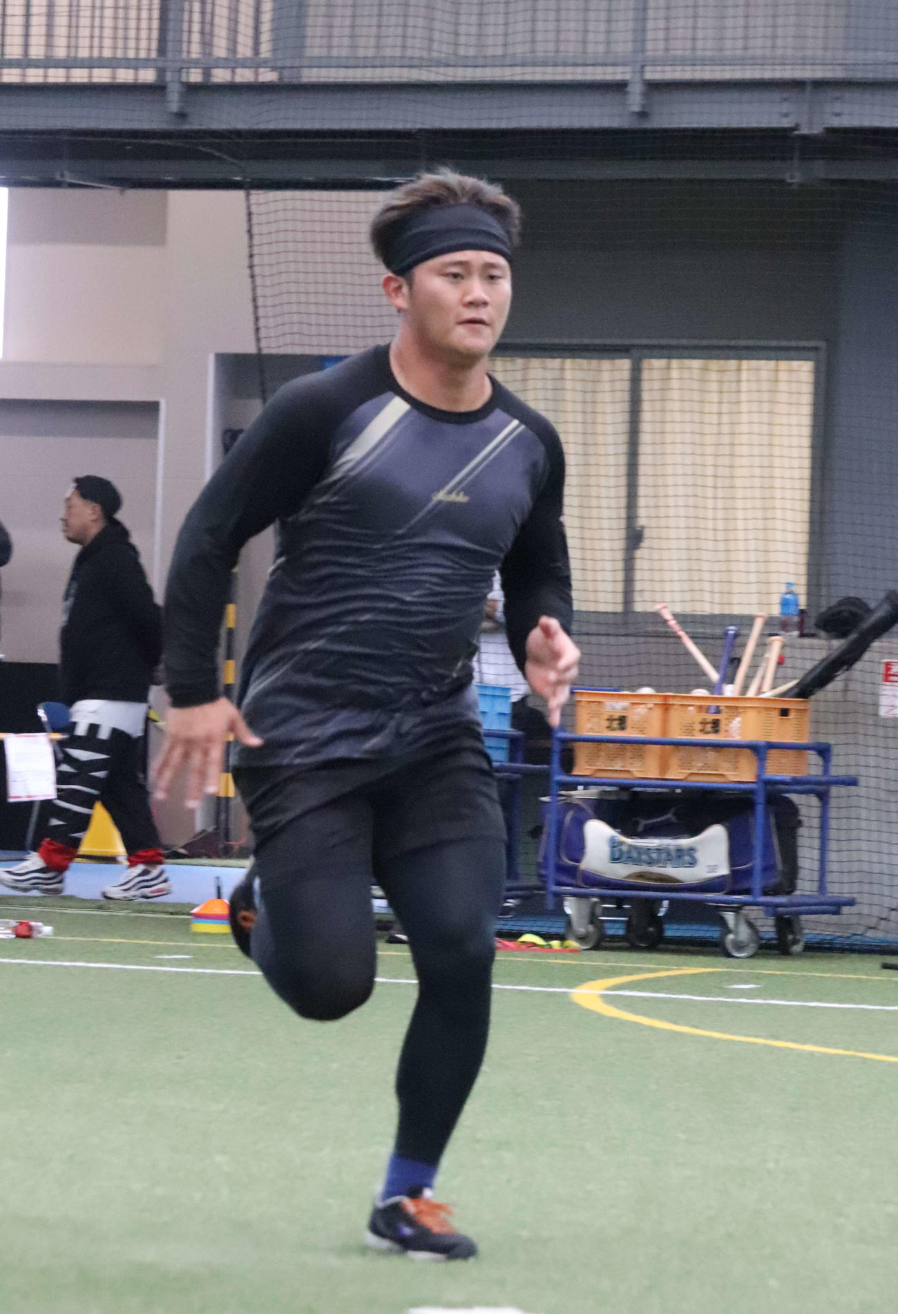 自主トレを公開し、ランニングをするDeNA益子（撮影・小早川宗一郎）