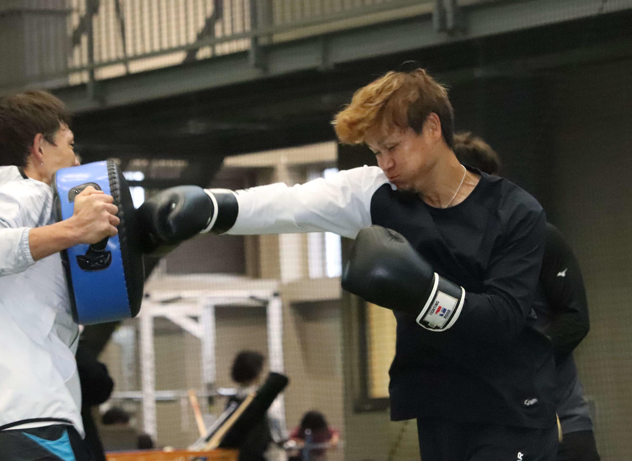 自主トレを公開し、ボクシングトレーニングをするDeNA大和（撮影・小早川宗一郎）