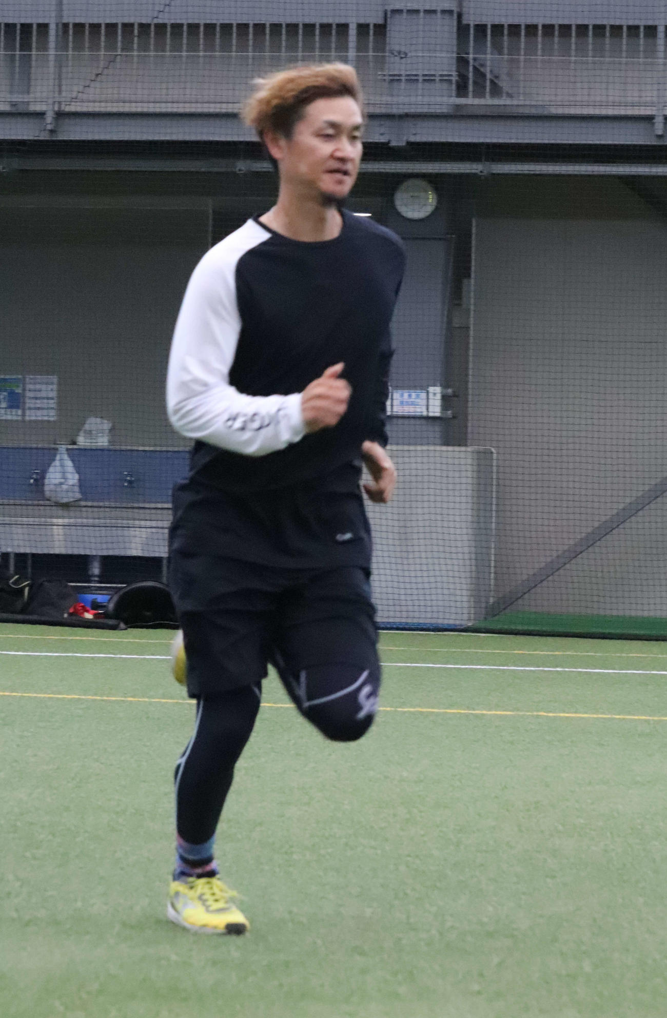 自主トレを公開し、ランニングをするDeNA大和（撮影・小早川宗一郎）
