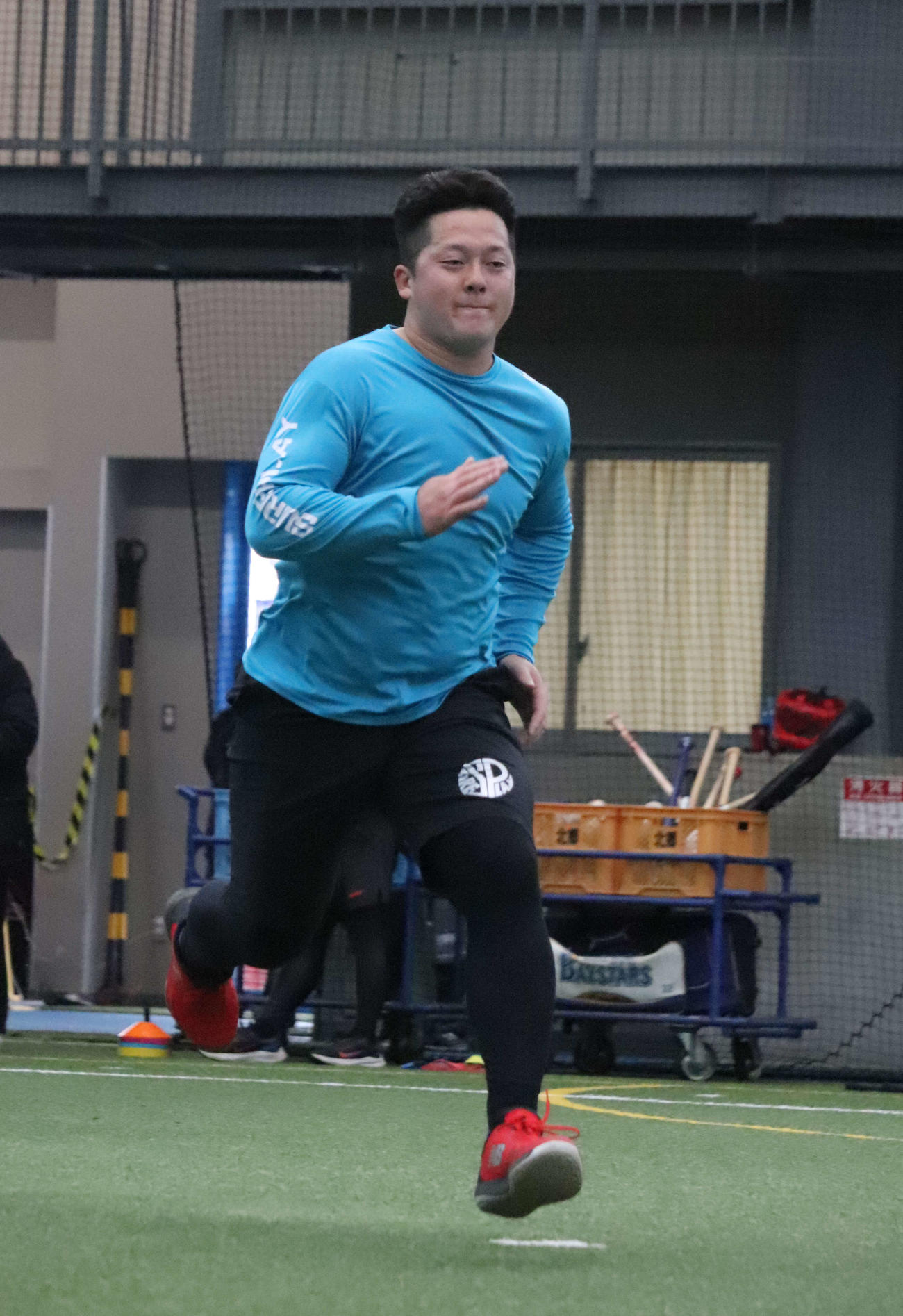自主トレを公開し、ランニングするDeNA牧（撮影・小早川宗一郎）