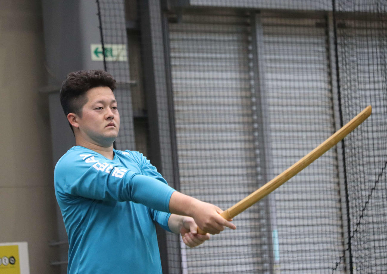 自主トレを公開し、木刀を構えるDeNA牧（撮影・小早川宗一郎）