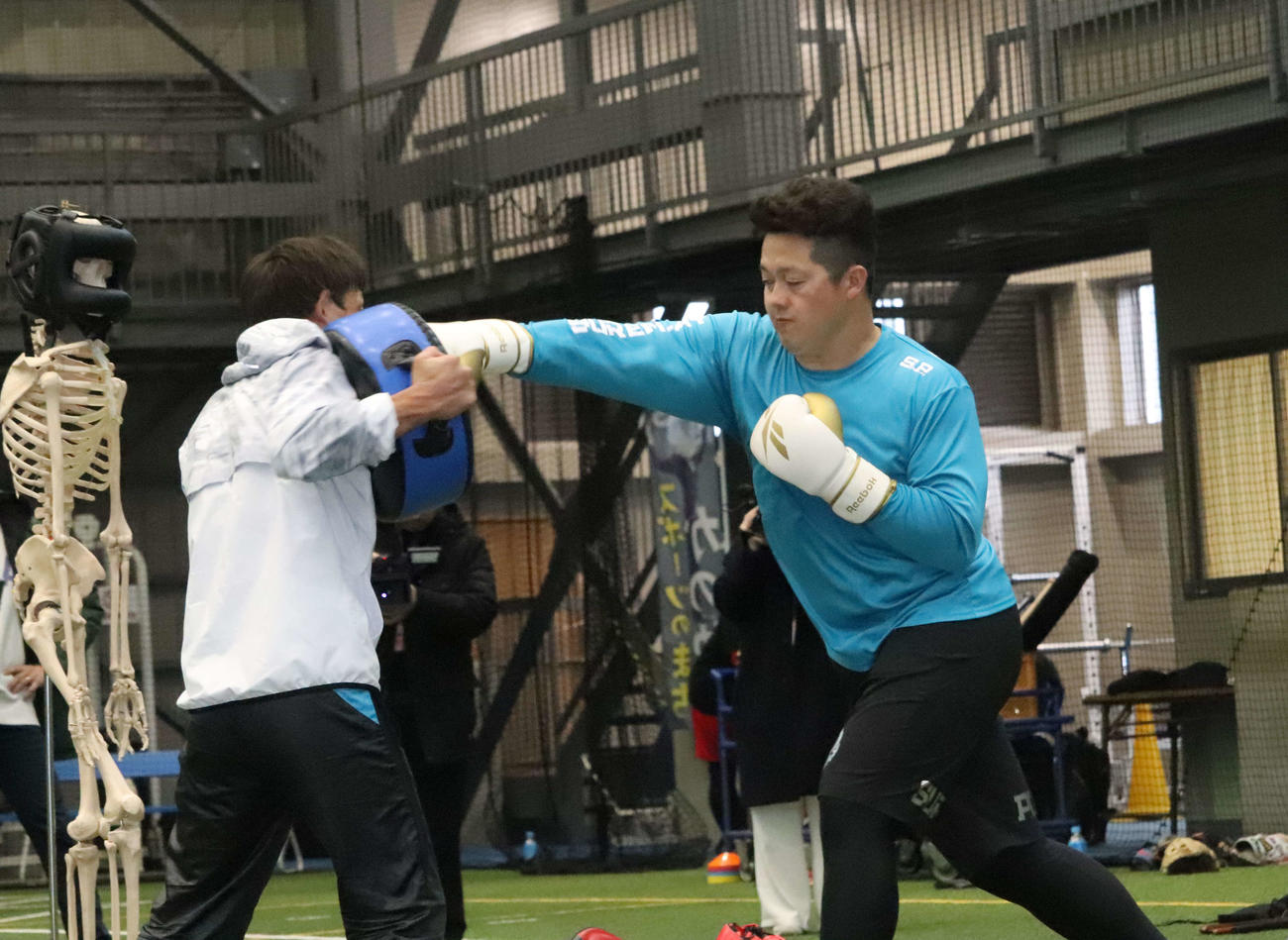 自主トレを公開し、ボクシングトレーニングをするDeNA牧（撮影・小早川宗一郎）