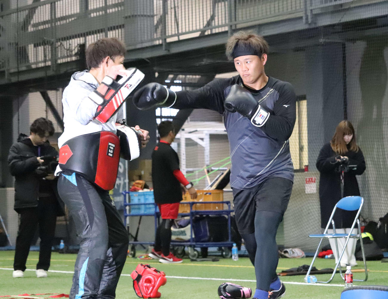 自主トレを公開し、ボクシングトレーニングをするDeNA益子（撮影・小早川宗一郎）