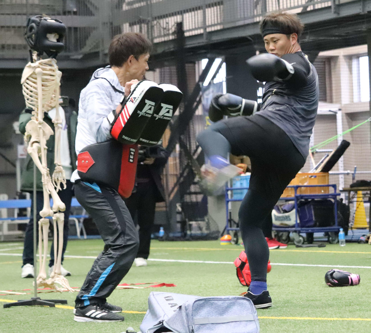 自主トレを公開し、ボクシングトレーニングをするDeNA益子（撮影・小早川宗一郎）