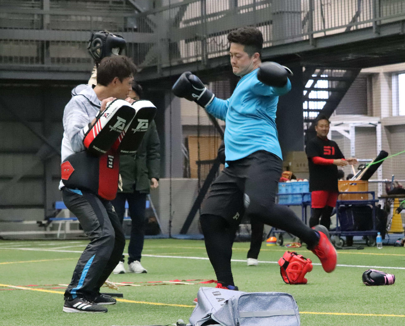 自主トレを公開し、ボクシングトレーニングをするDeNA牧（撮影・小早川宗一郎）