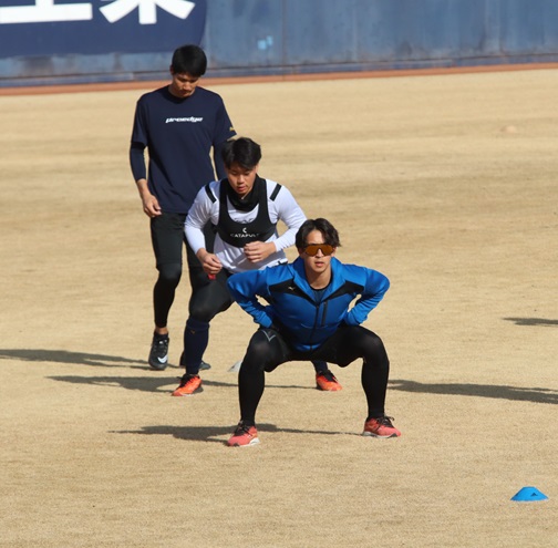 新人合同自主トレに励む日本ハム細野（手前）（撮影・永野高輔）