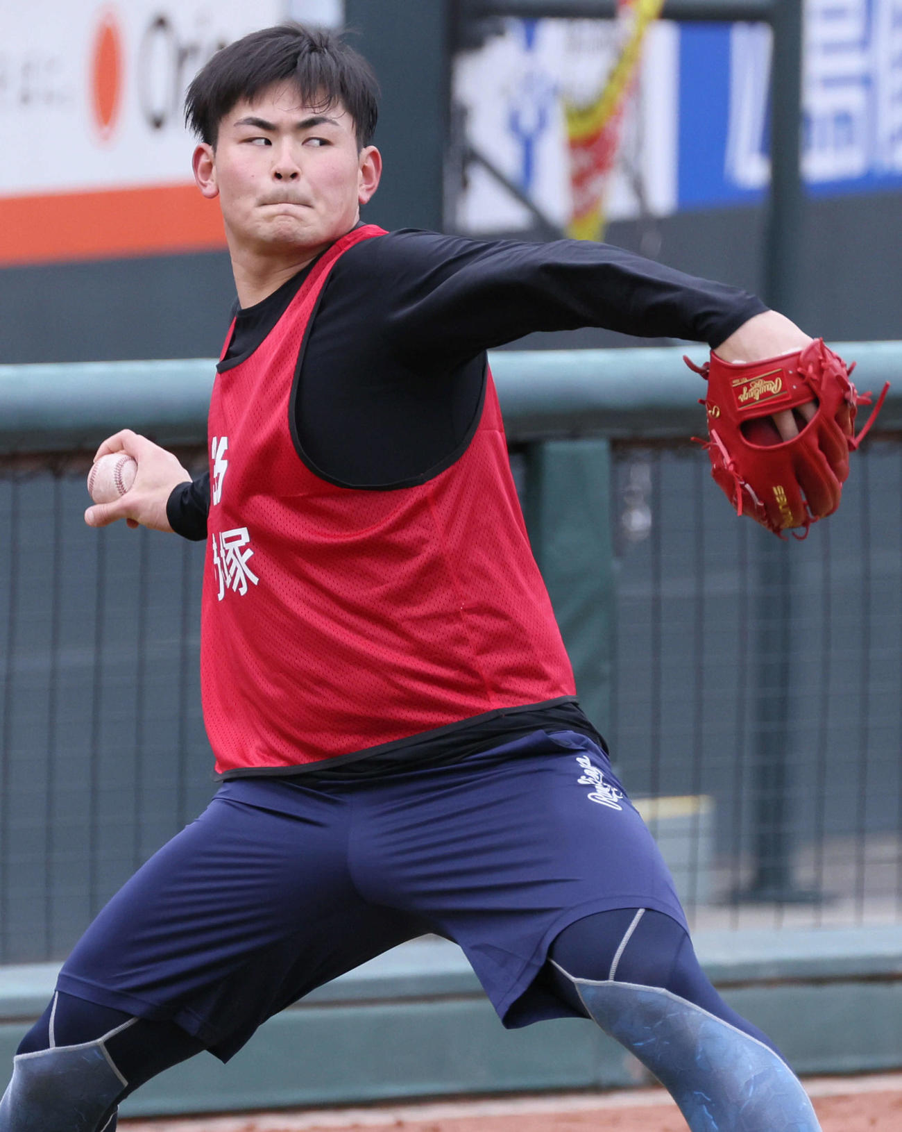 新人合同自主トレでキャッチボールをする広島ドラフト5位の赤塚（撮影・加藤孝規）
