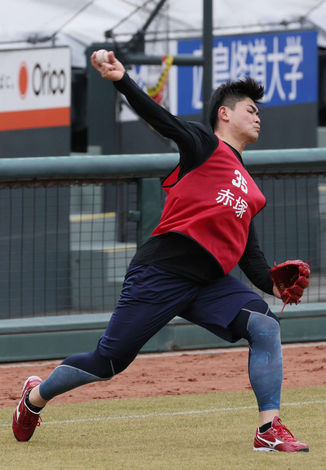 新人合同自主トレでキャッチボールをする広島ドラフト5位の赤塚（撮影・加藤孝規）