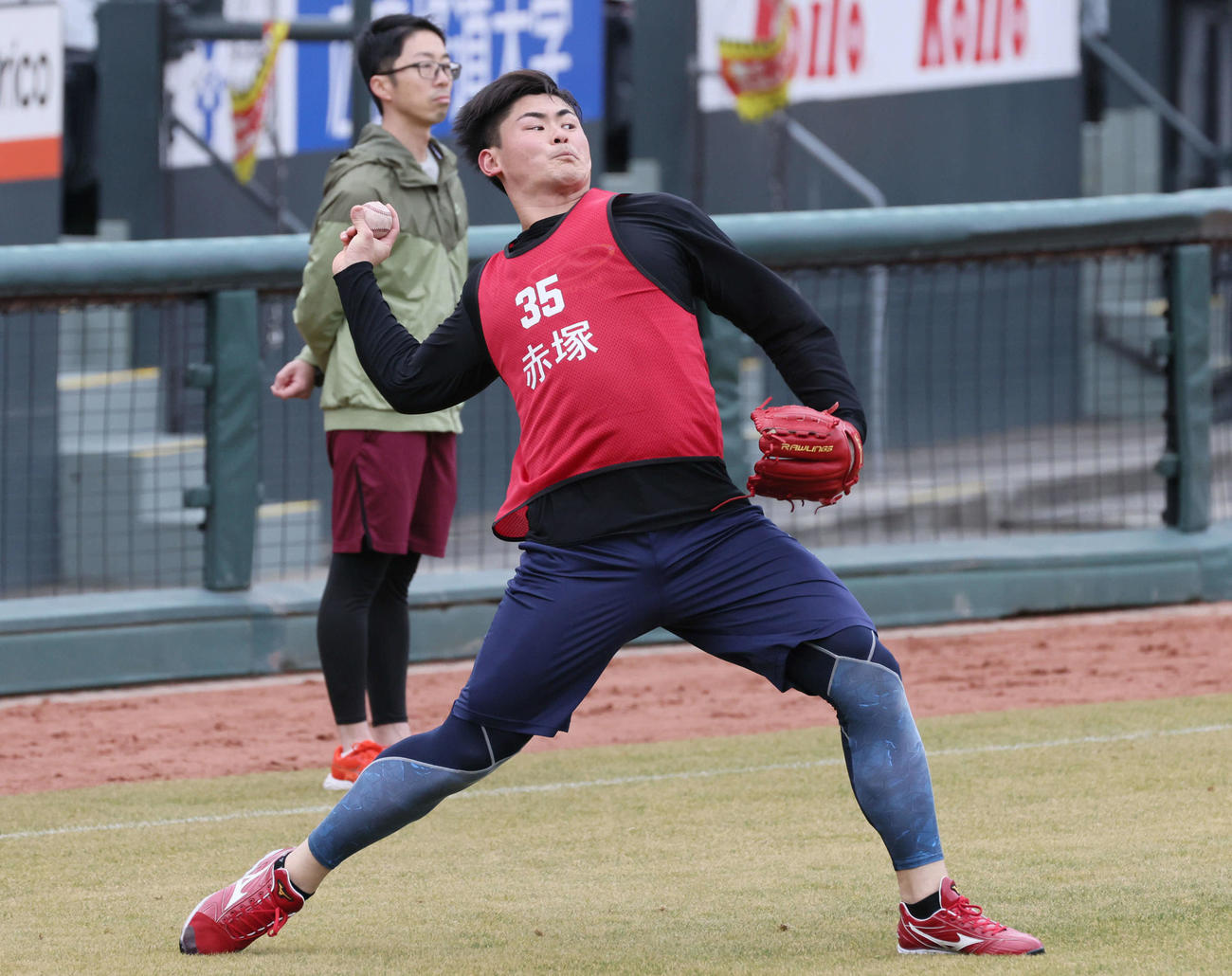 新人合同自主トレでキャッチボールをする広島ドラフト5位の赤塚（撮影・加藤孝規）