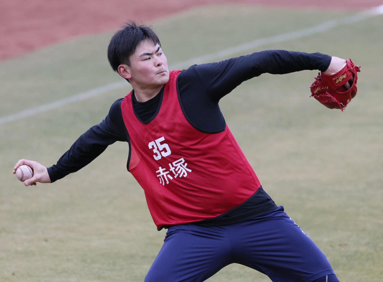 新人合同自主トレでキャッチボールをする広島ドラフト5位の赤塚（撮影・加藤孝規）