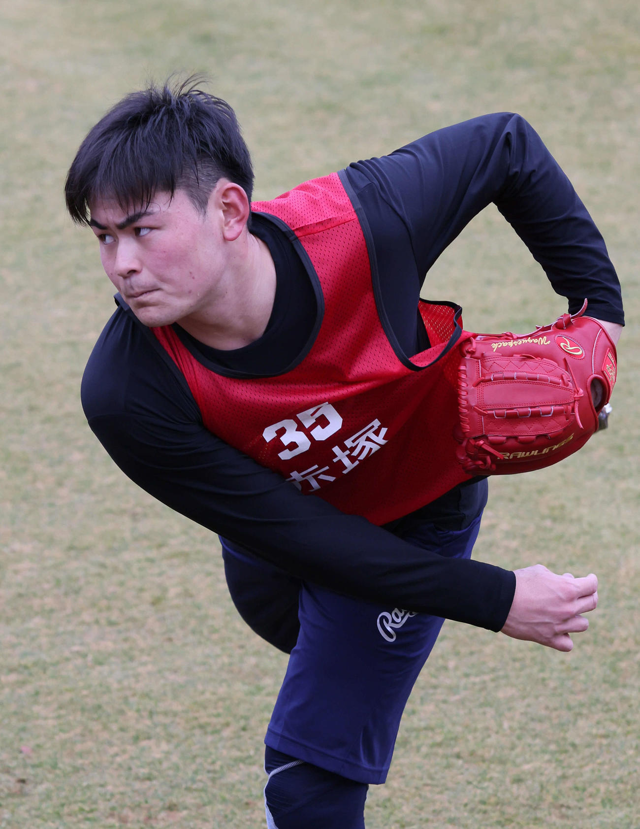 新人合同自主トレで壁に向かってボールを投げる広島ドラフト5位の赤塚（撮影・加藤孝規）