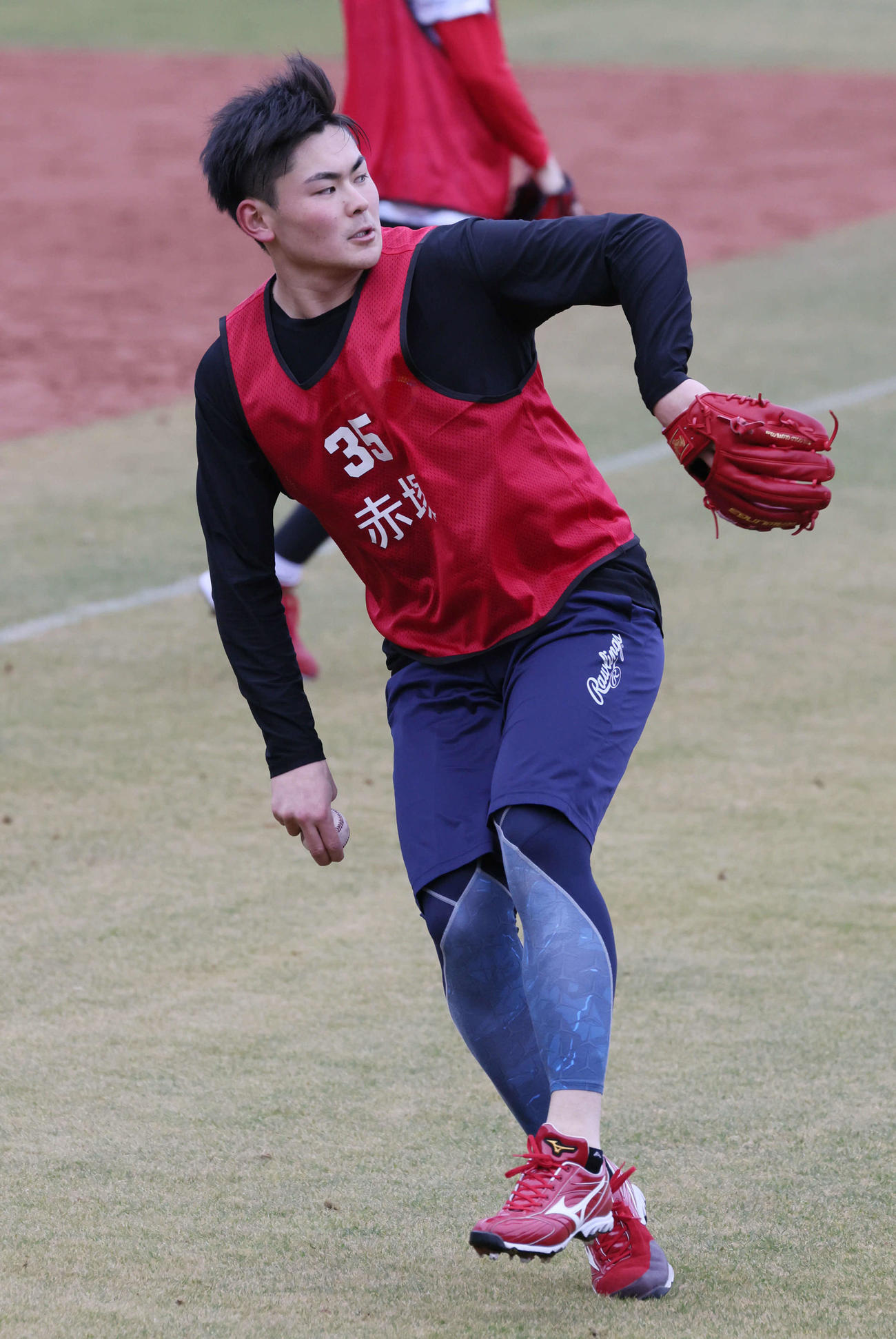 新人合同自主トレでキャッチボールをする広島ドラフト5位の赤塚（撮影・加藤孝規）