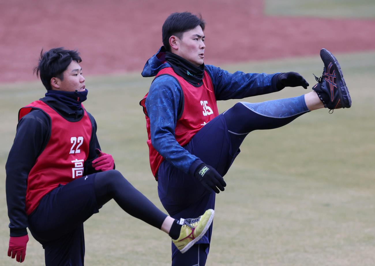 カープグッズ内見会　練習するドラフト5位の赤塚（右）とドラフト2位の高（撮影・加藤孝規）