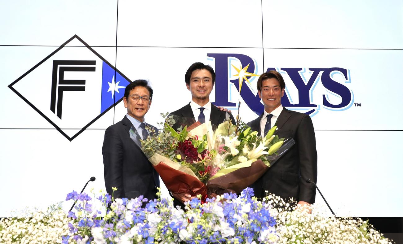 レイズへの移籍会見で日本ハム栗山CBO（左）と松本剛（右）に激励される上沢（撮影・黒川智章）