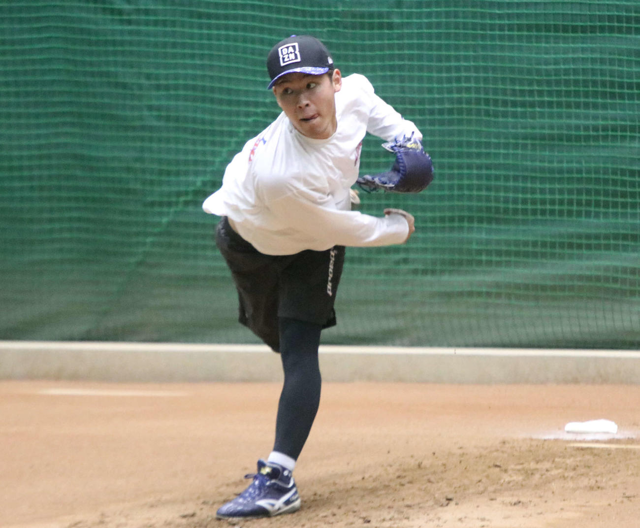 ブルペンで投げ込む西武水上（撮影・山崎純一）
