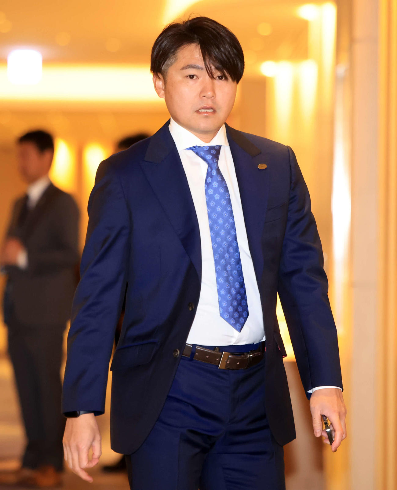 巨人スタッフミーティングで会場入りする杉内投手チーフコーチ（撮影・浅見桂子）