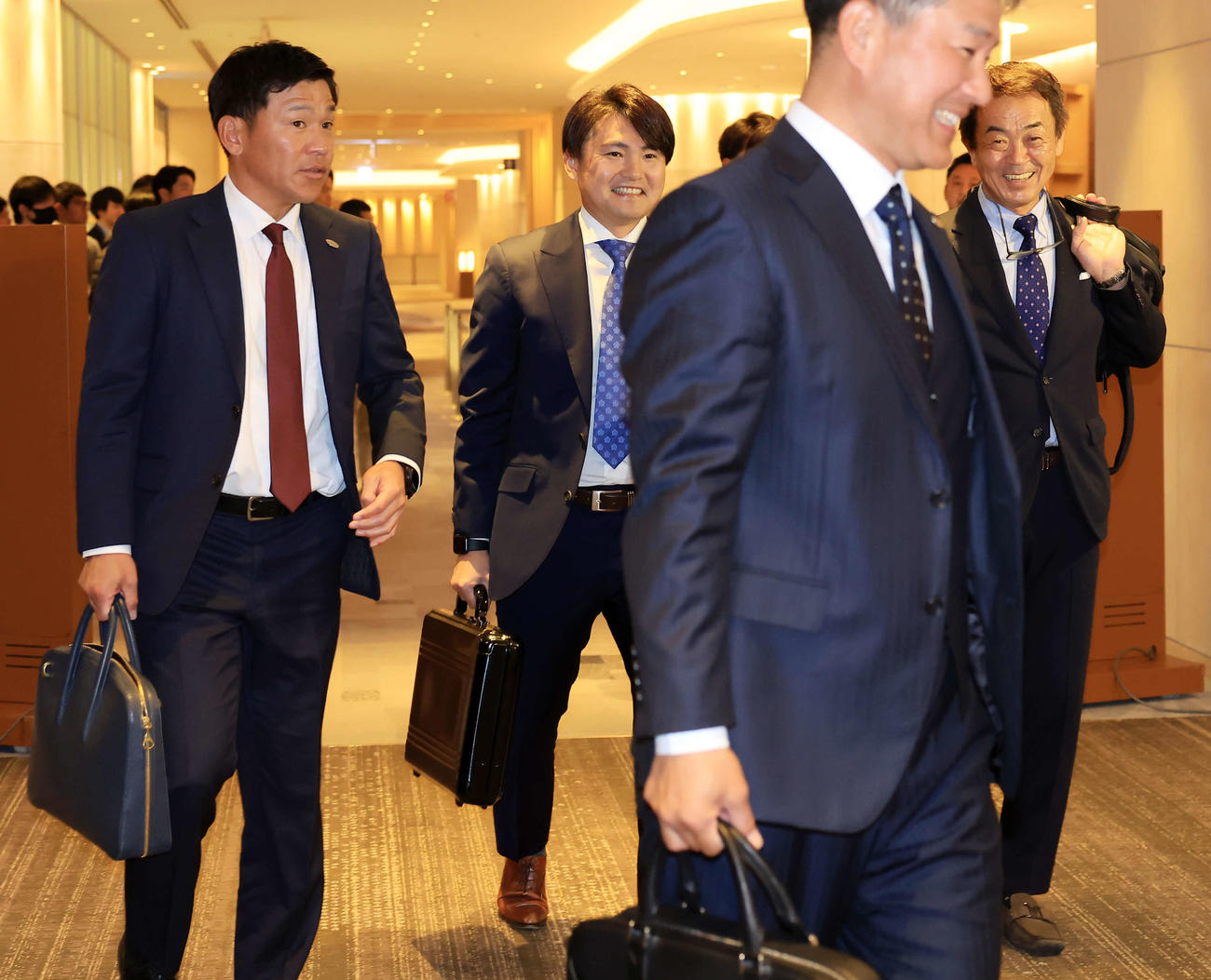巨人スタッフミーティングで会場入りする脇谷2軍内野守備兼走塁コーチ（左）、杉内投手チーフコーチ（中央）、水野スカウト部長（右）（撮影・浅見桂子）