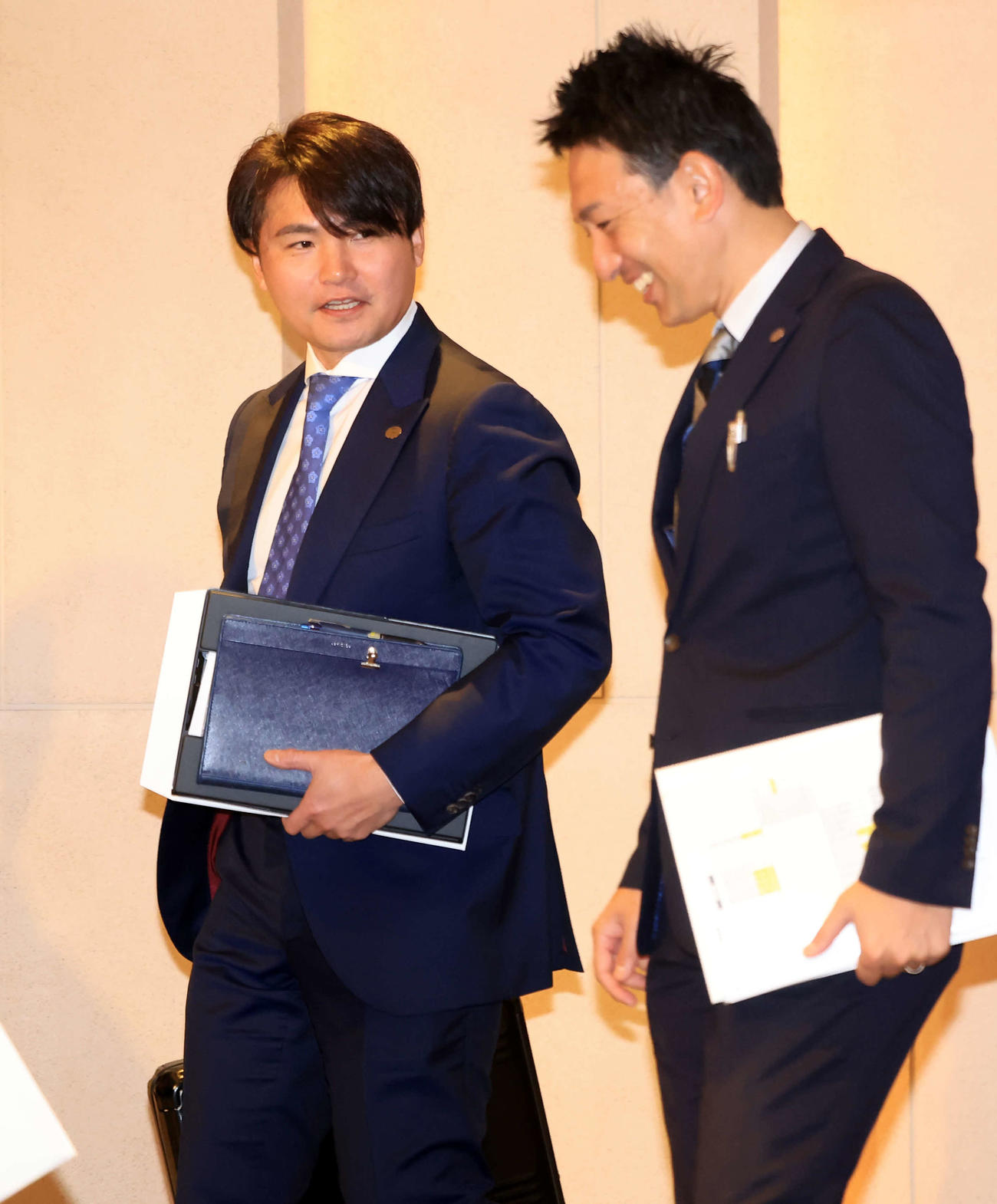 巨人スタッフミーティングを終え会場を出る杉内投手チーフコーチ（撮影・浅見桂子）