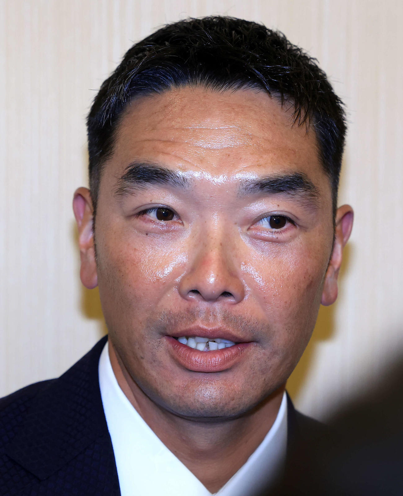 巨人スタッフミーティングを終えて、報道陣の質問に答える阿部監督（撮影・浅見桂子）