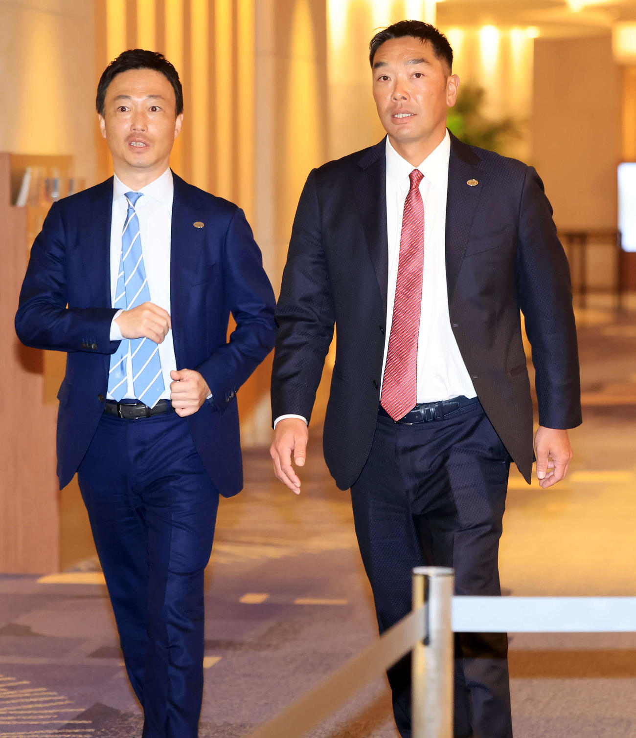 巨人スタッフミーティングの会場に入る阿部監督（右）と中村総務副本部長1軍統括ディレクター（撮影・浅見桂子）