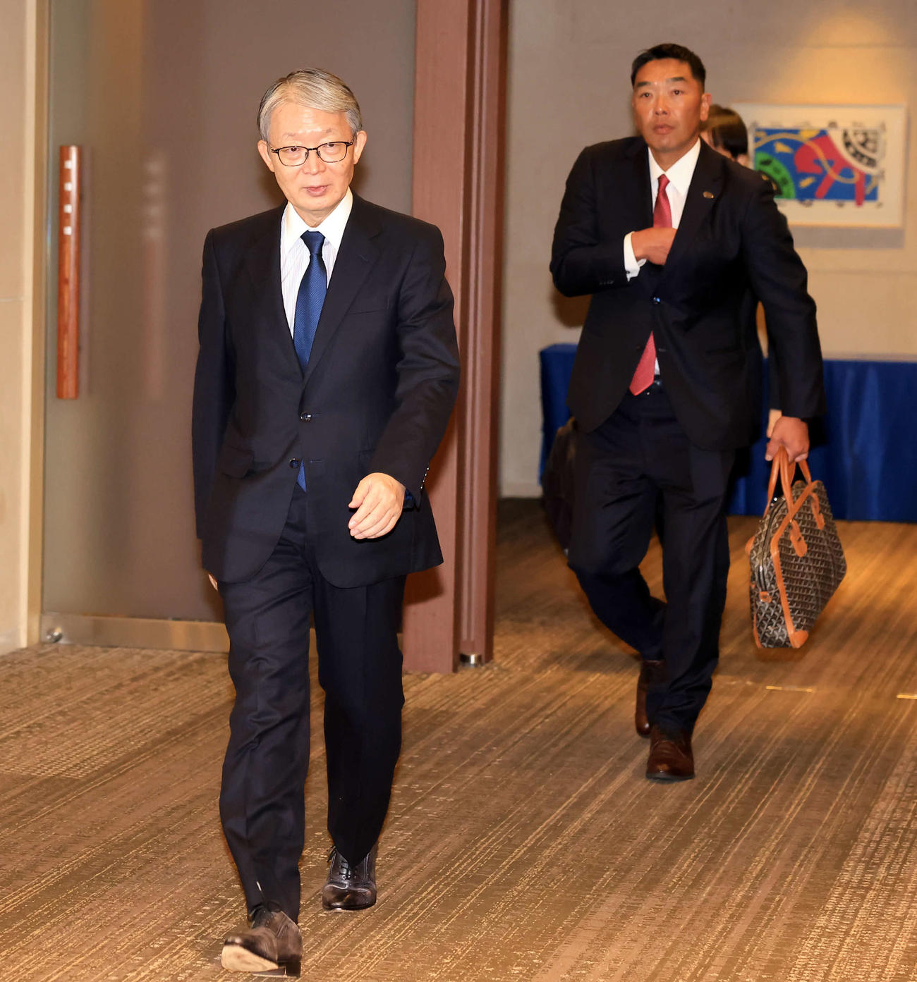 巨人スタッフミーティングで会場に入る山口オーナー（手前）と阿部監督（撮影・浅見桂子）