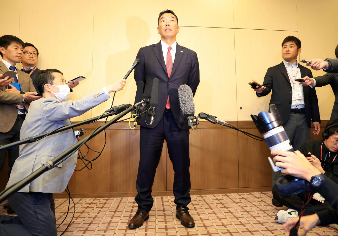 巨人スタッフミーティングを終えて、報道陣の質問に答える阿部監督（撮影・浅見桂子）