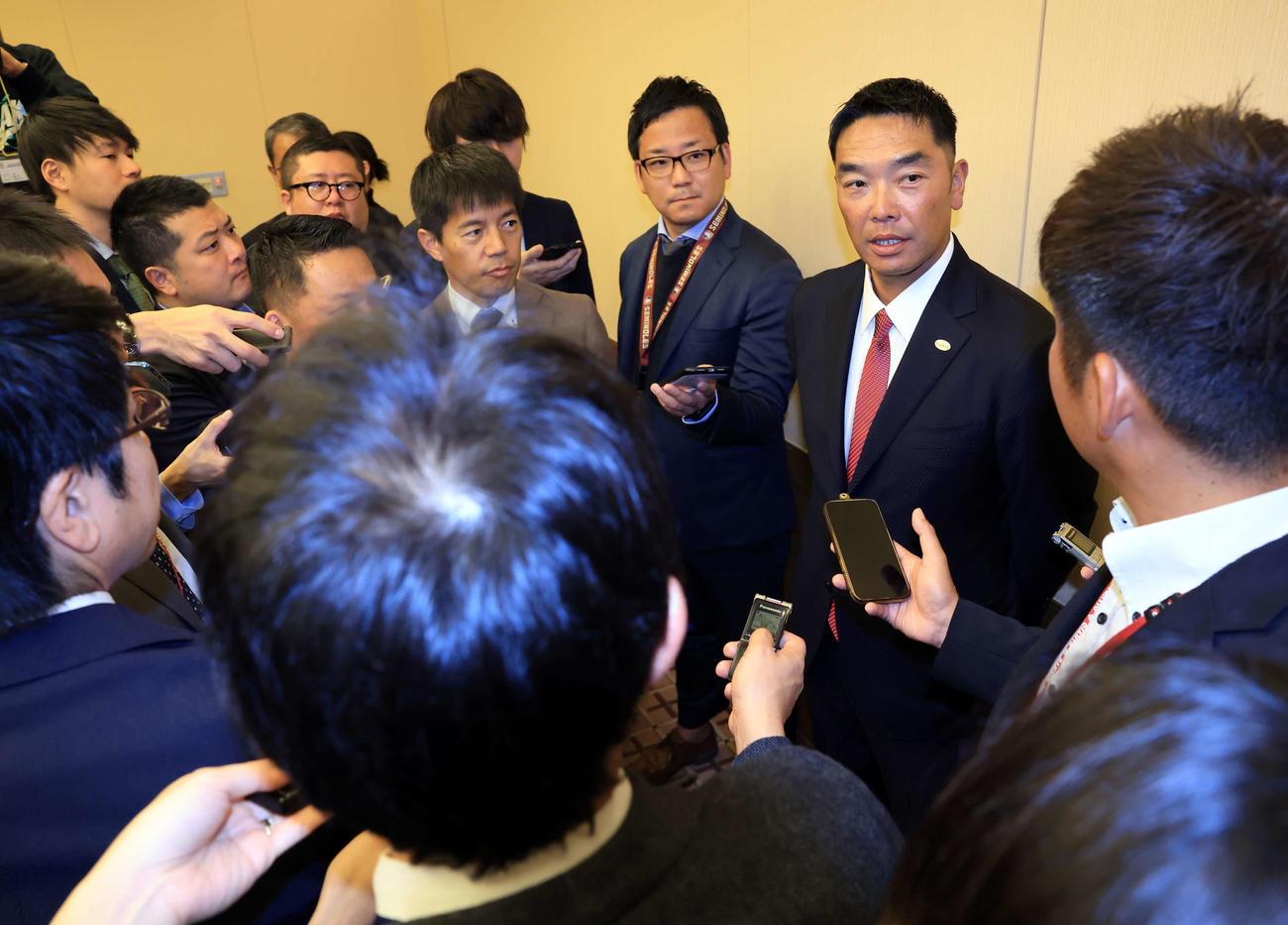 巨人スタッフミーティングを終えて、報道陣の質問に答える阿部監督（撮影・浅見桂子）
