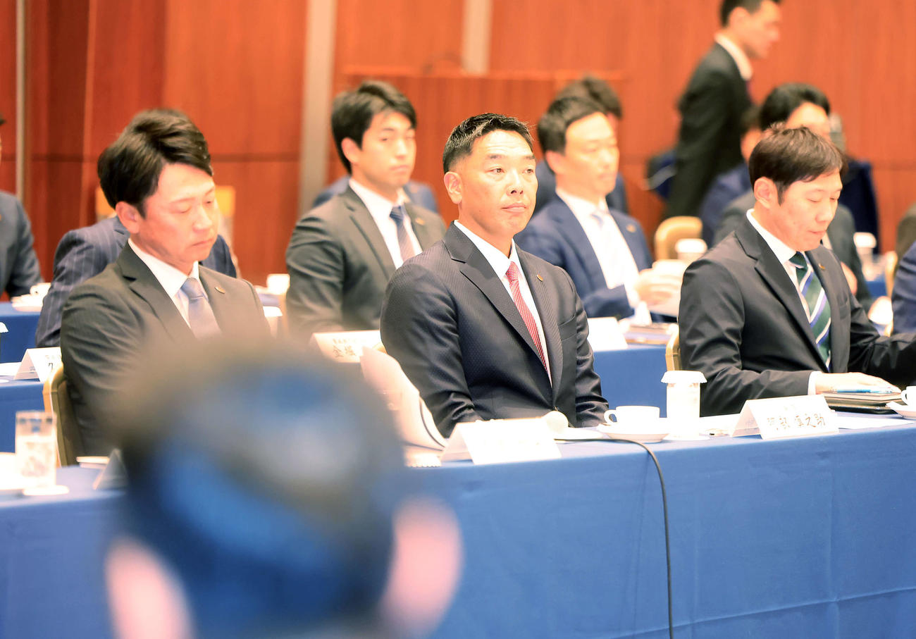 巨人スタッフミーティングで席につく阿部監督（中央）。左は二岡ヘッドコーチ。右は村田総合コーチ（撮影・浅見桂子）