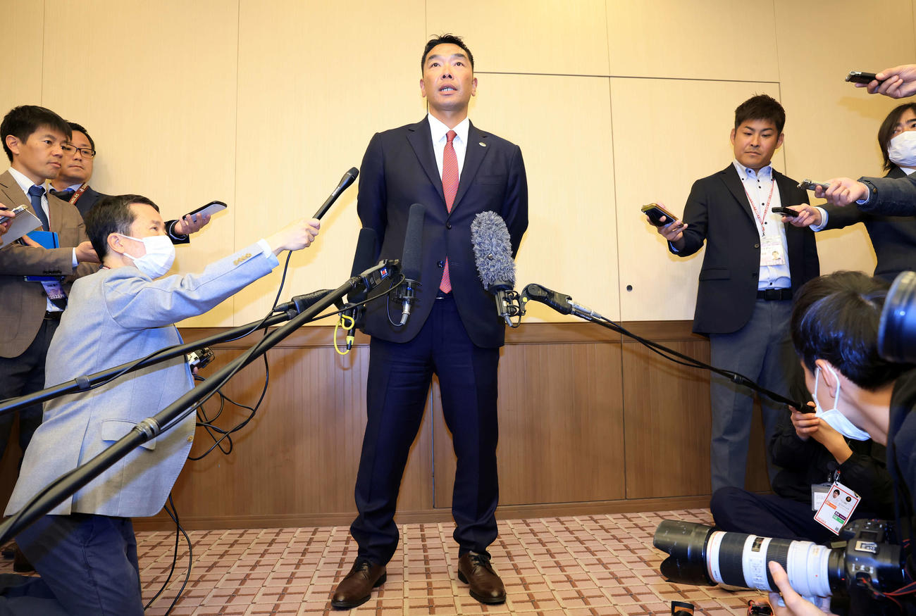 巨人スタッフミーティングを終えて、報道陣の質問に答える阿部監督（撮影・浅見桂子）