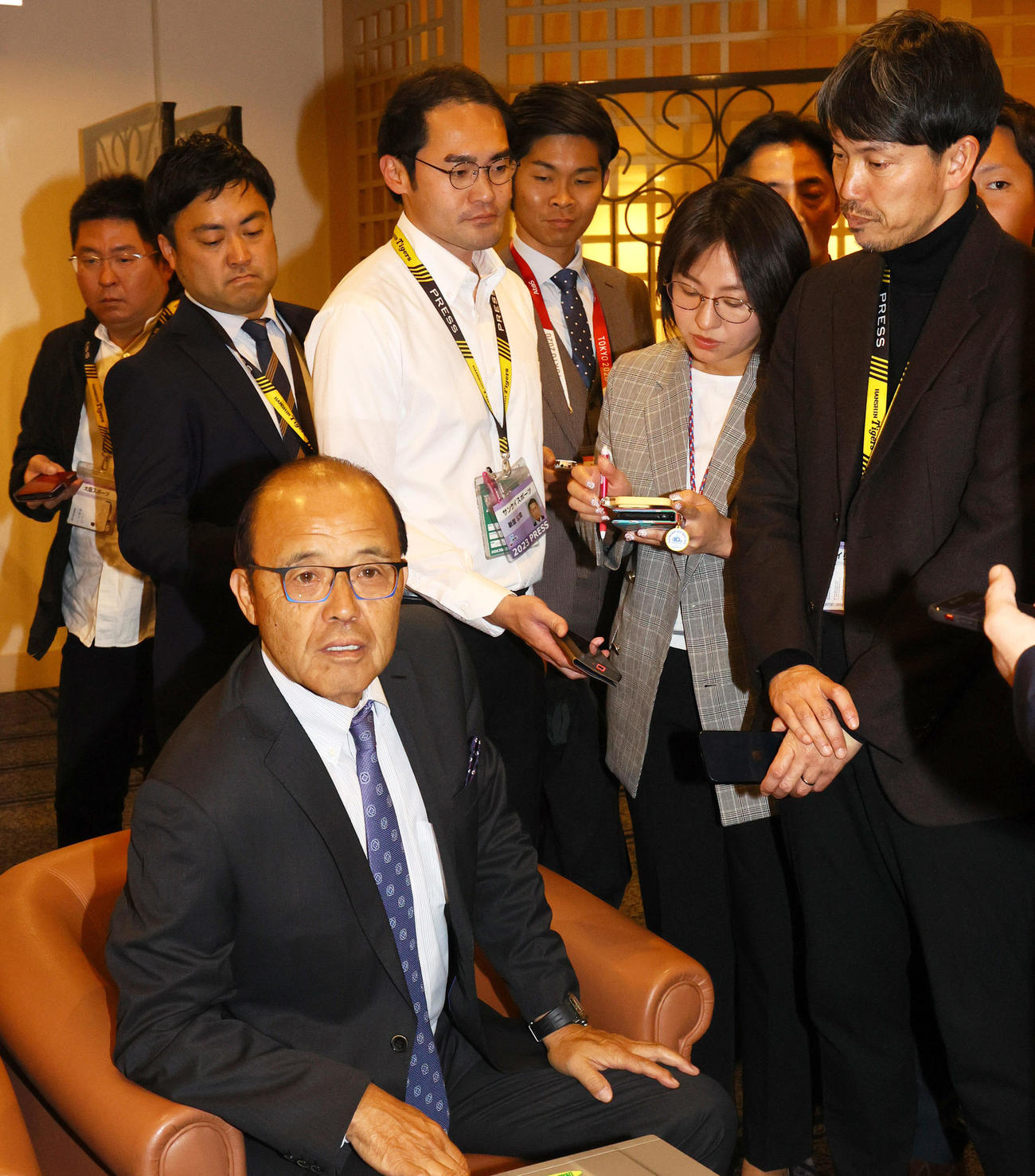 阪神岡田監督（手前）は合同スタッフ会議を終え報道陣の質問に答える（撮影・上山淳一）
