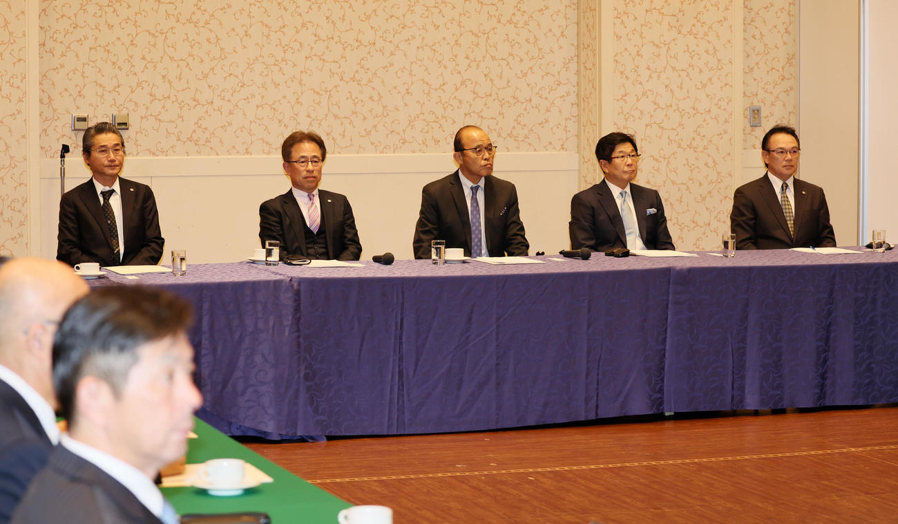 阪神の合同スタッフ会議に出席する左から嶌村球団本部長、粟井球団社長、岡田監督、平田ヘッドコーチ、和田ファーム監督（撮影・加藤哉）