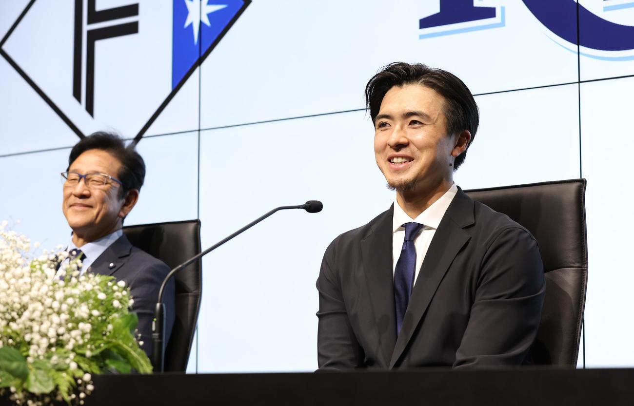 レイズへの移籍会見で笑顔の上沢。左は栗山CBO（撮影・黒川智章）
