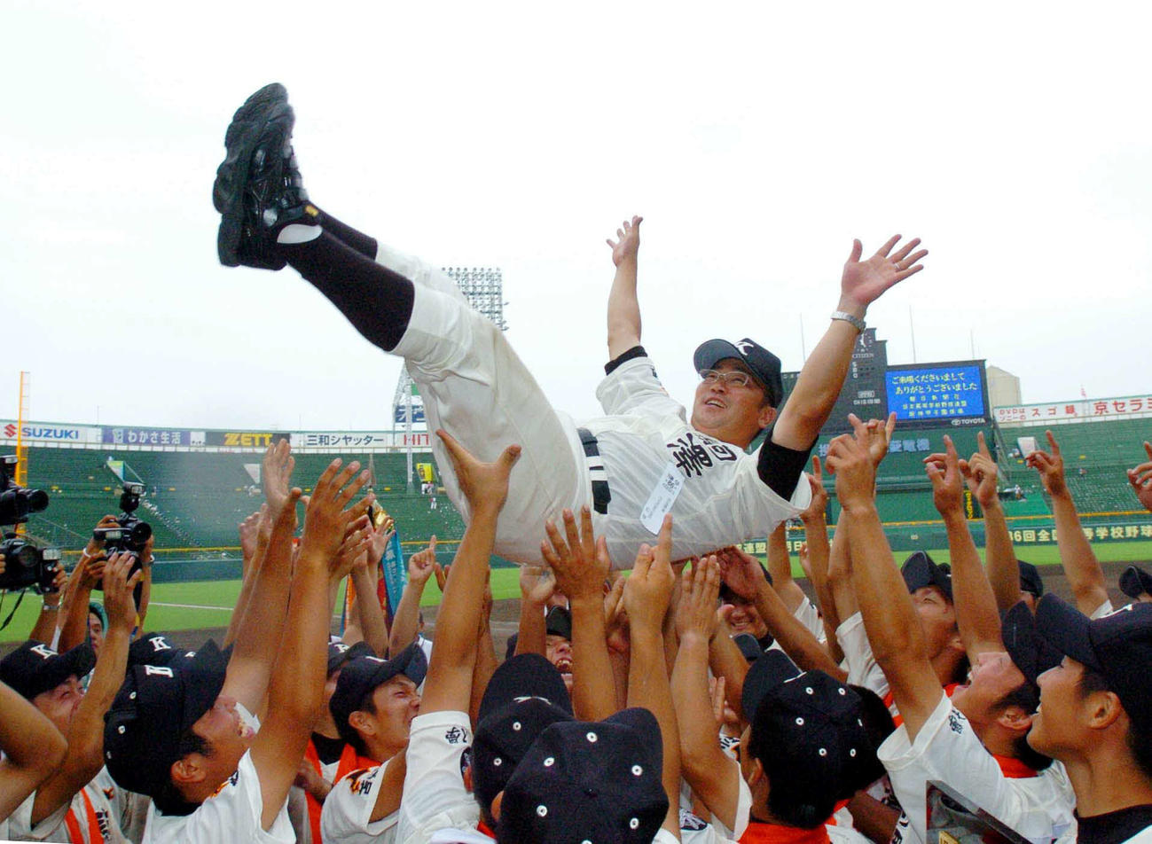 04年、北海道に初の優勝をもたらした駒大苫小牧ナインは香田誉士史監督を胴上げして大喜び