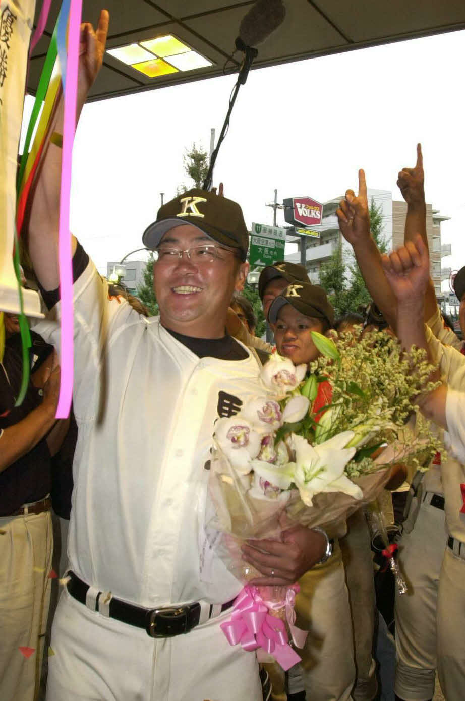 04年8月、初優勝を果たしくす玉を割る駒大苫小牧・香田監督