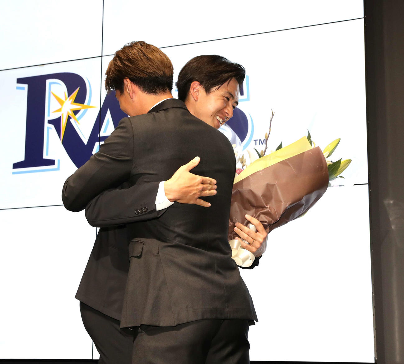 レイズへの移籍会見で同期入団の日本ハム松本剛とハグする上沢（撮影・黒川智章）