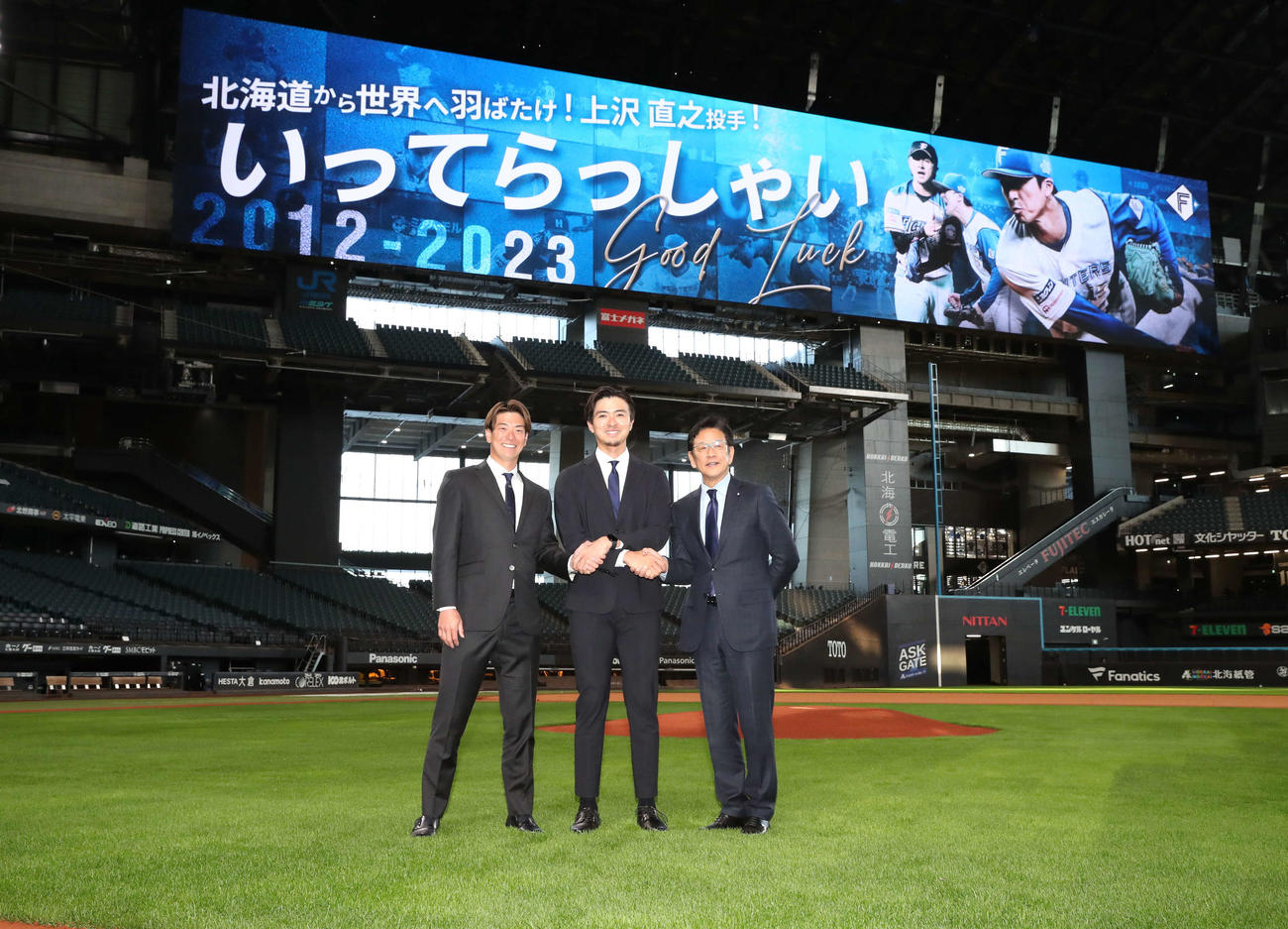 レイズへの移籍会見で日本ハム松本剛（左）と栗山CBO（右）に激励される上沢（撮影・黒川智章）
