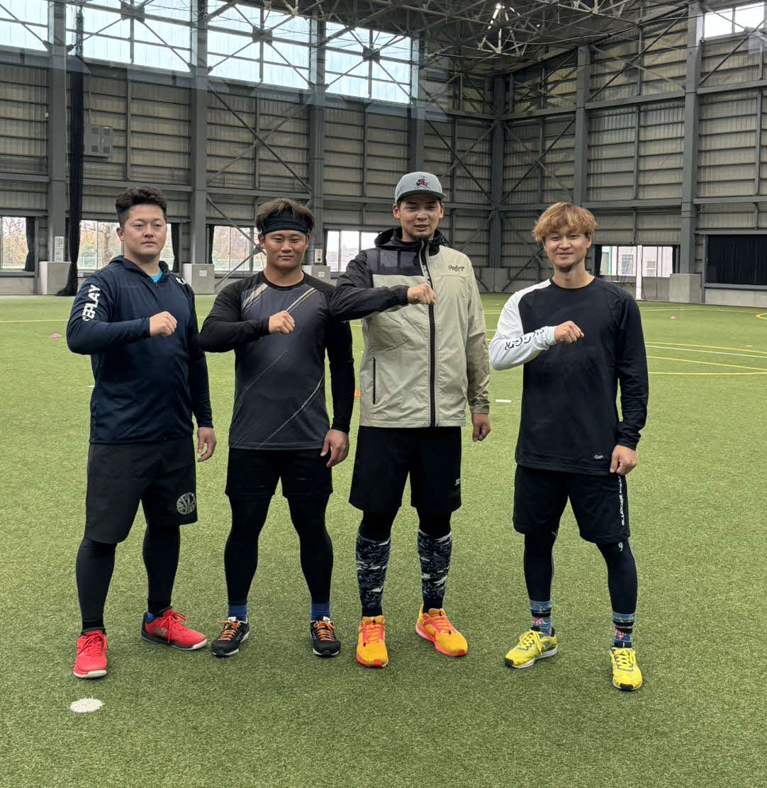 自主トレを公開し、4人でデスターシャポーズを披露するDeNA牧、大和、益子、阪神井上（撮影・小早川宗一郎）