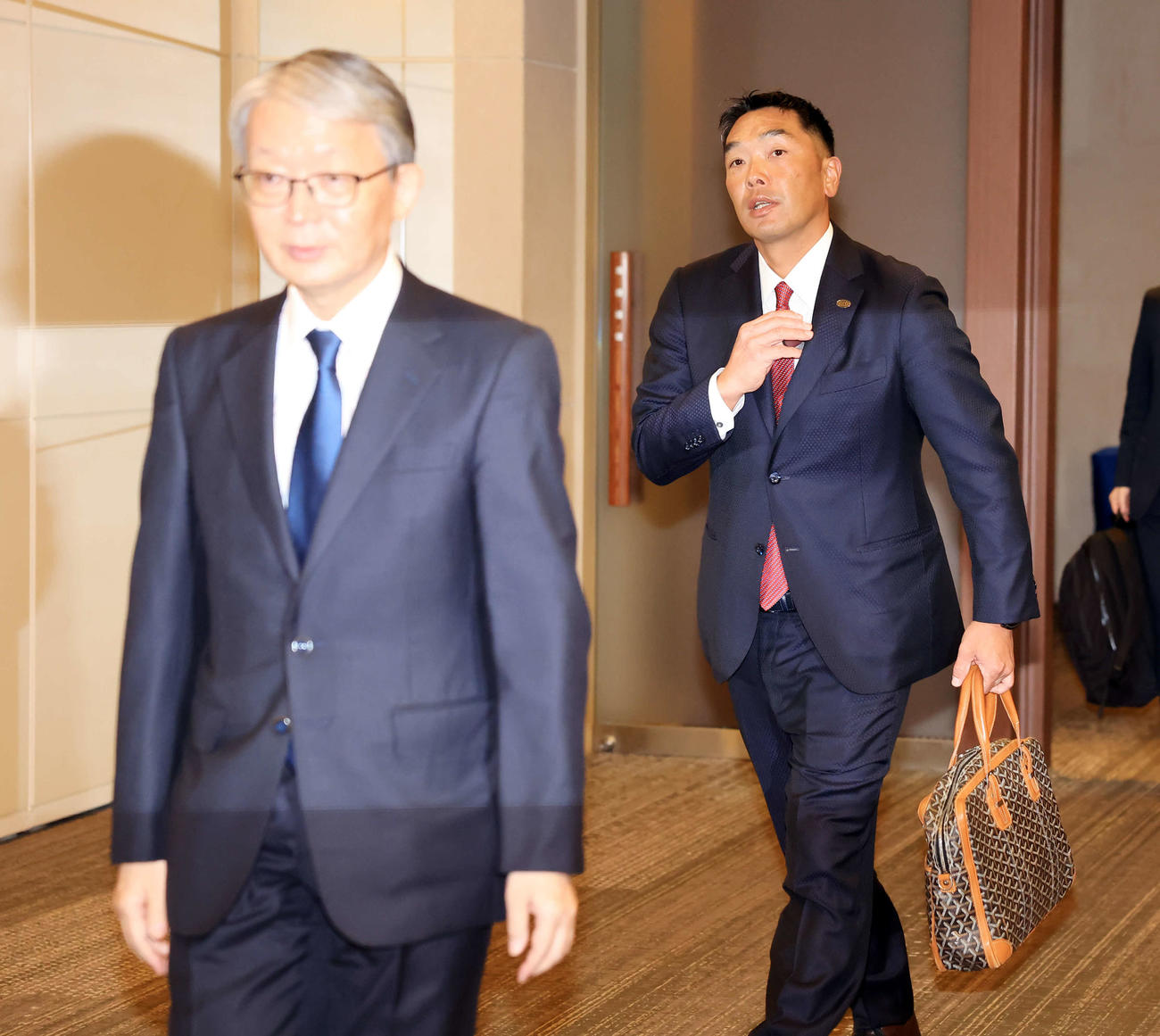 巨人スタッフミーティングで会場に入る山口オーナー（手前）と阿部監督（撮影・浅見桂子）