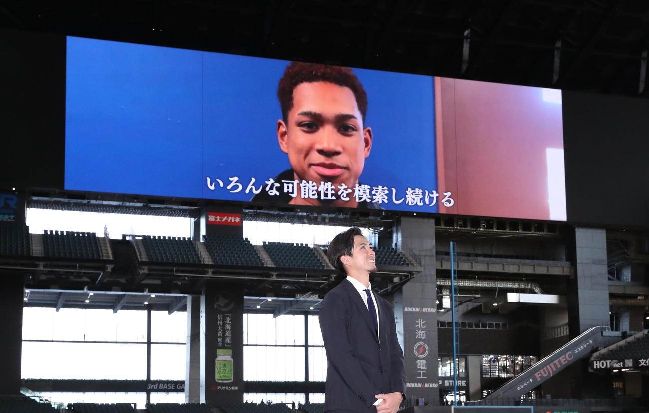 上沢のレイズ移籍でビデオメッセージで激励する日本ハム万波（撮影・黒川智章）