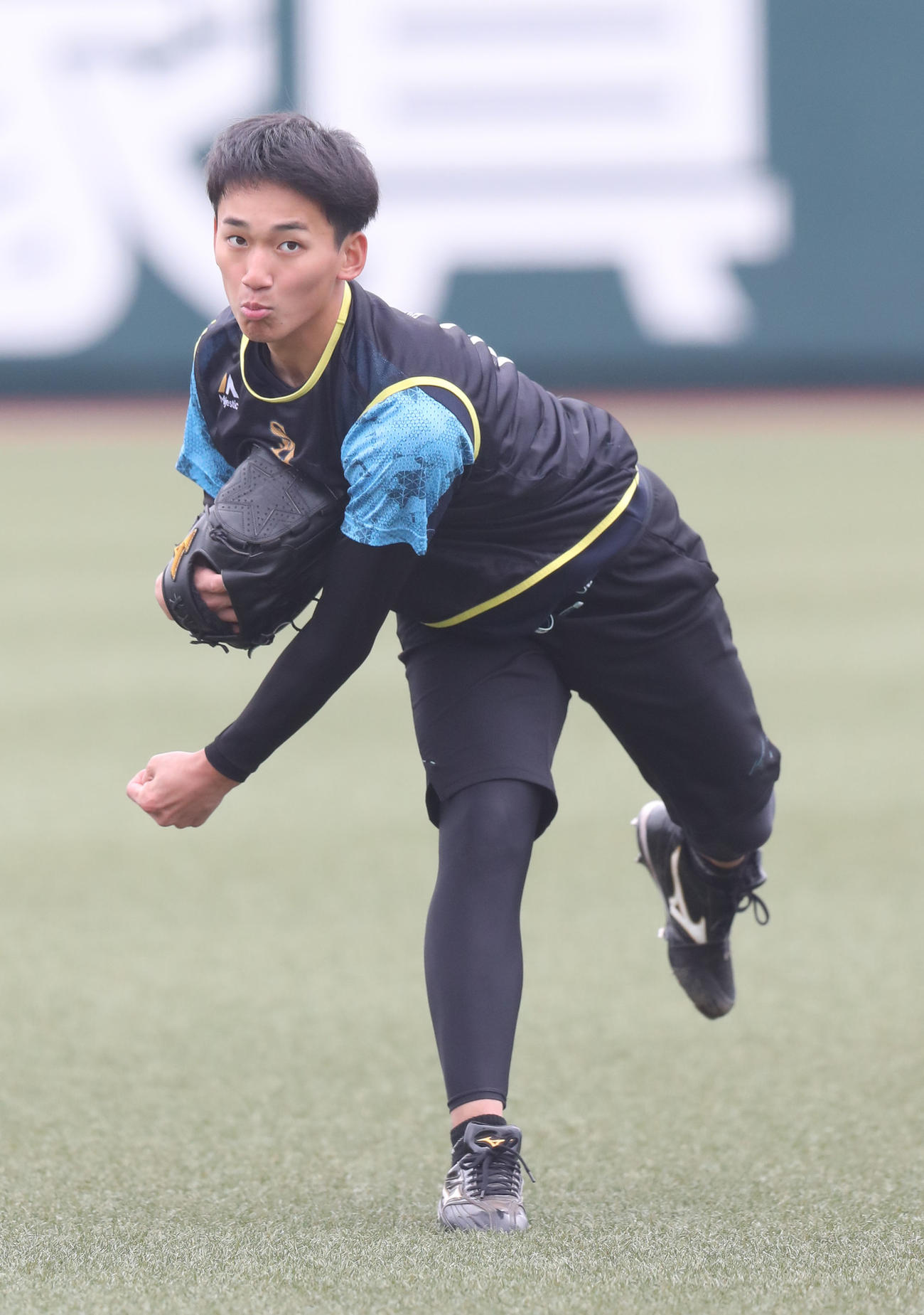 キャッチボールで調整する前田（撮影・梅根麻紀）
