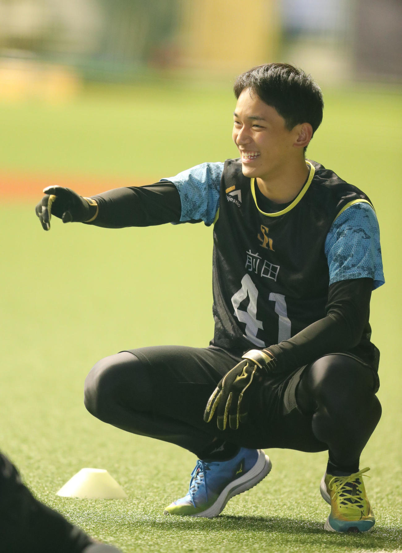 練習前、笑顔を見せる前田（撮影・梅根麻紀）