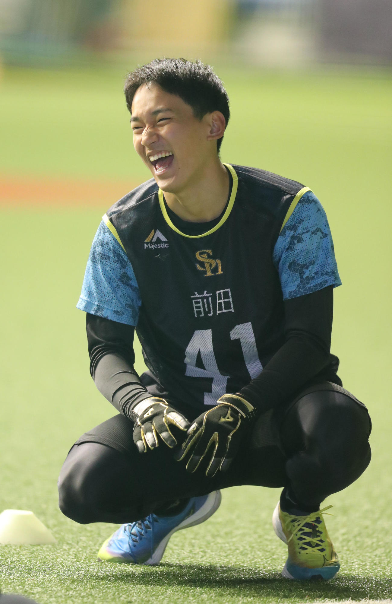 練習前、笑顔を見せる前田（撮影・梅根麻紀）