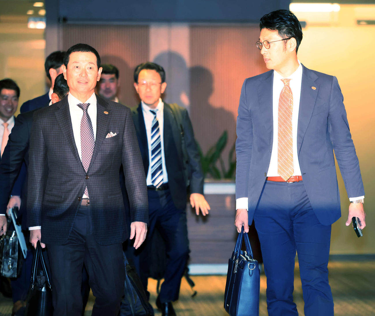 巨人スタッフミーティングを終え会場を出る桑田2軍監督（左）と矢貫ファームディレクター（撮影・浅見桂子）