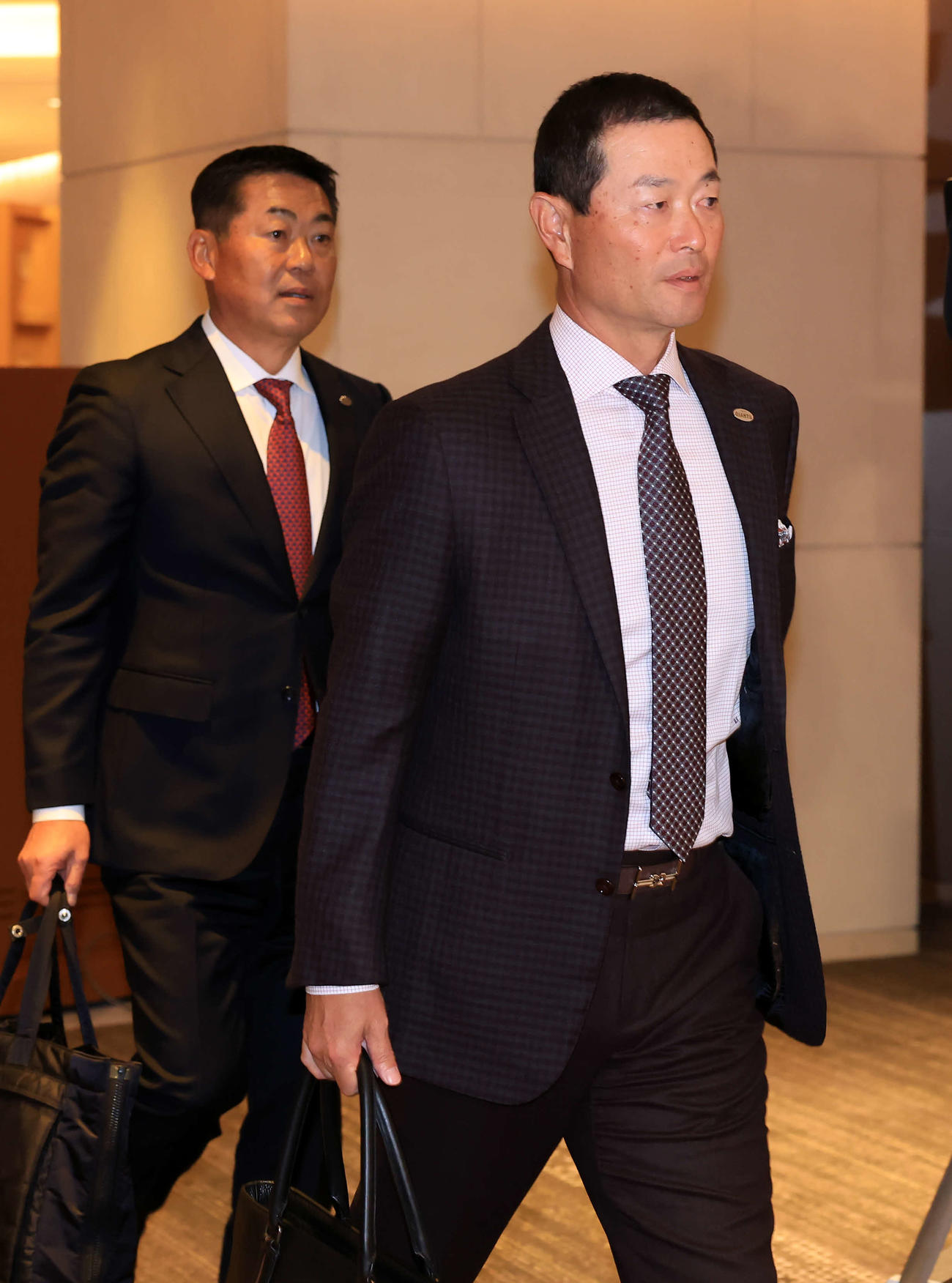 巨人スタッフミーティングで会場入りする桑田2軍監督（撮影・浅見桂子）