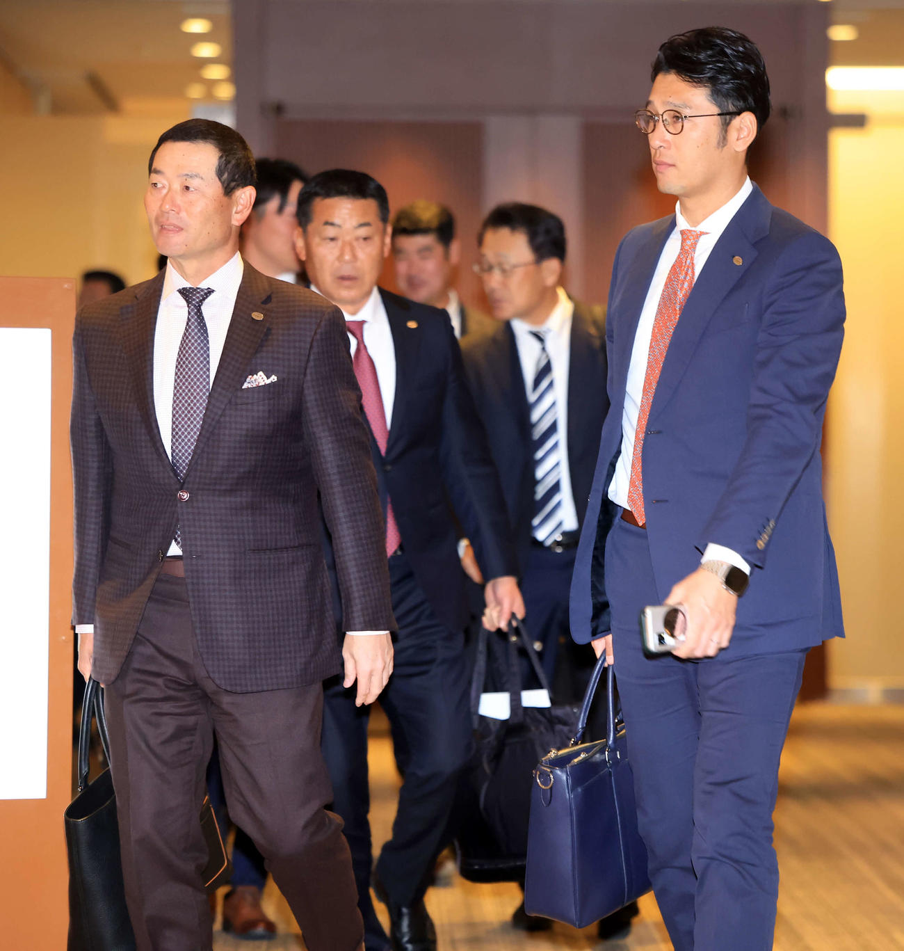 巨人スタッフミーティングを終え会場を出る桑田2軍監督（左）と矢貫ファームディレクター（撮影・浅見桂子）