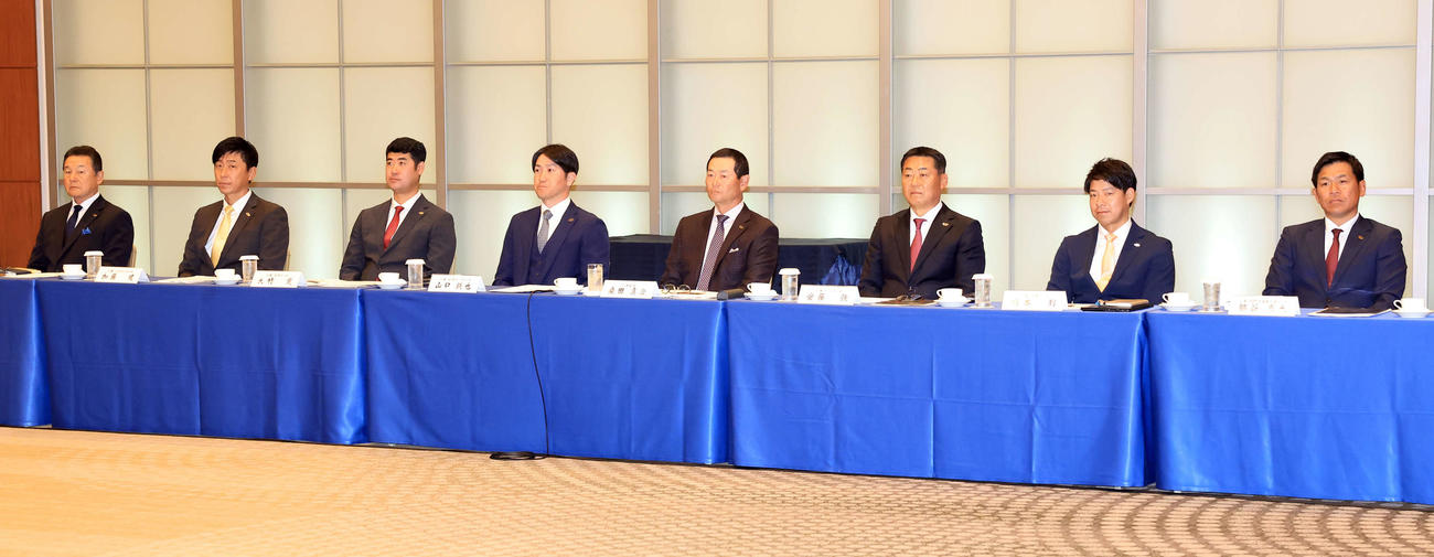 巨人スタッフミーティングで席につく、左から久保康生2軍投手コーチ、加藤健2軍バッテリーコーチ、大竹寛2軍投手コーチ、山口鉄也2軍投手チーフコーチ、桑田真澄2軍監督、安藤強2軍ヘッドコーチ、橋本到2軍打撃コーチ、脇谷亮太2軍内野守備兼走塁コーチ（撮影・浅見桂子）